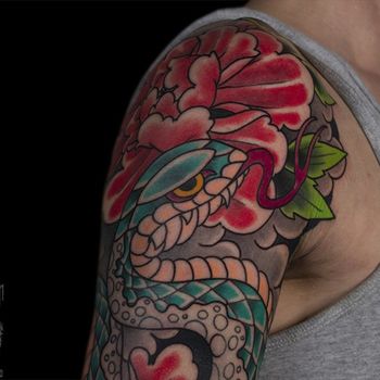 Татуировка мужская япония на плече змея, пионы