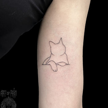 Татуировка женская графика на руке кошка