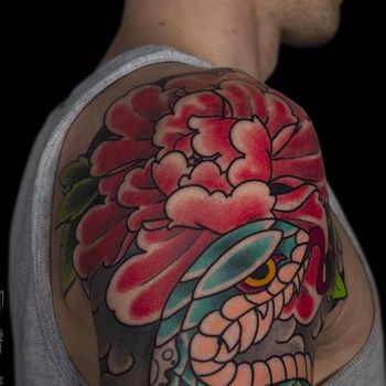 Татуировка мужская япония на плече змея и пионы