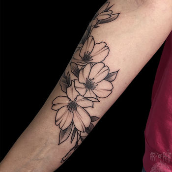 Татуировка женская графика на предплечье (внутренняя часть) цветы