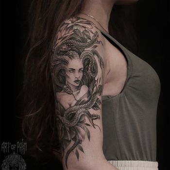 Татуировка женская графика на плече Горгона Медуза