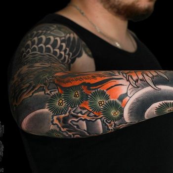 Татуировка мужская япония на предплечье сосна и тигр