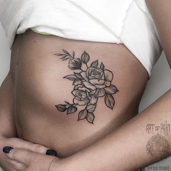 Татуировка женская графика на боку розы