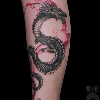 Татуировка женская графика на голени дракон и красное пламя