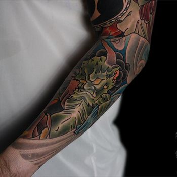 Татуировка мужская япония на предплечье зеленый демон