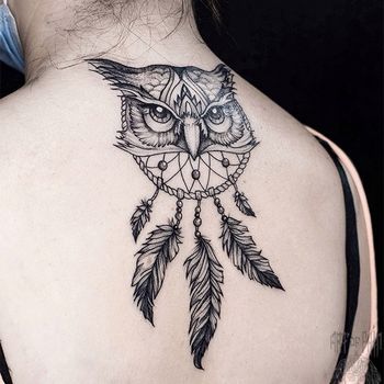 Татуировка женская графика на спине сова и ловец снов