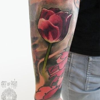 Татуировка мужская нью скул на предплечье тюльпан