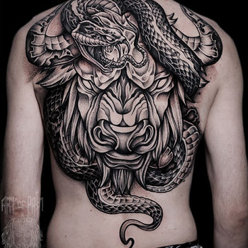 Татуировка мужская графика на спине бык и змея