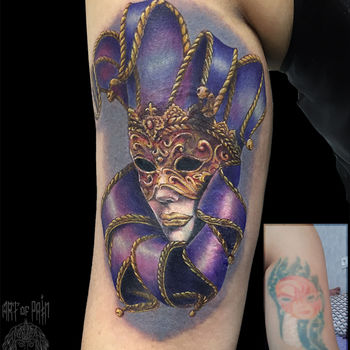 Татуировка женская реализм на руке маска кавер