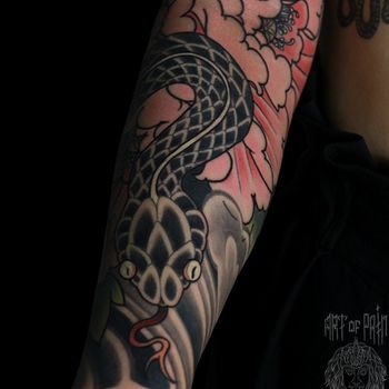 Татуировка женская япония на предплечье змея, пионы