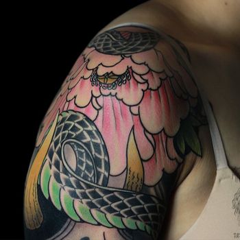 Татуировка женская япония на плече змея, пионы