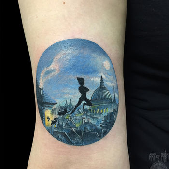 Татуировка женская нью скул на руке Питер Пэн