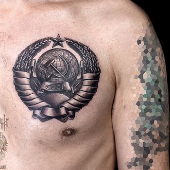 Татуировка мужская реализм на груди герб