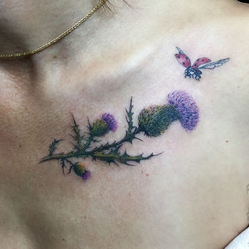 Татуировка женская реализм на груди чертополох