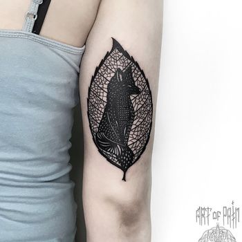 Татуировка женская графика на предплечье лист с лисой