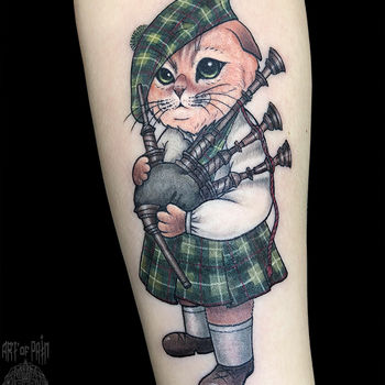 Татуировка женская нью скул на предплечье шотландская вислоухая кошка в национальном костюме с волынкой