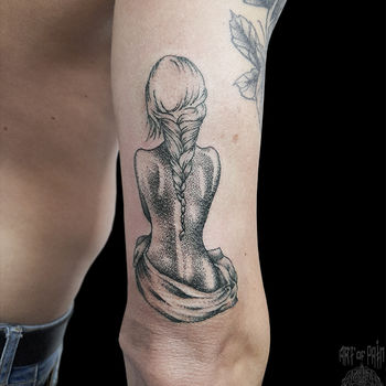 Татуировка мужская графика дотворк на руке девушка