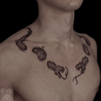 Татуировка мужская графика и орнаментал на груди змея