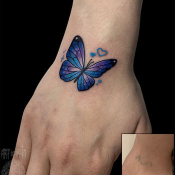 Татуировка женская графика на запястье бабочка кавер