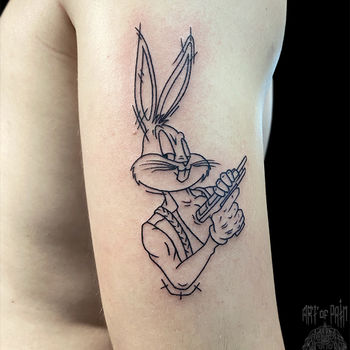 Татуировка мужская графика на плече Багз Банни