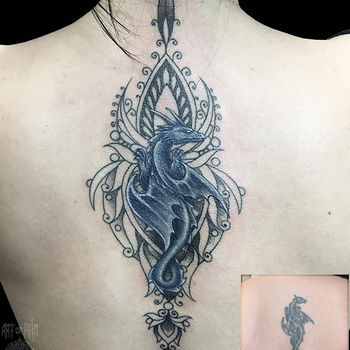 Татуировка женская графика на спине дракон и узор кавер