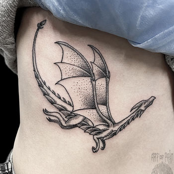 Татуировка женская графика и дотворк на боку дракон