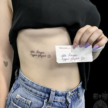 Татуировка женская графика на боку надпись