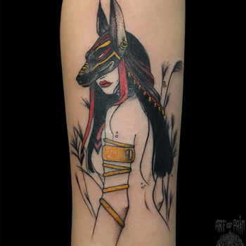 Татуировка женская графика на предплечье девушка в маске анубиса