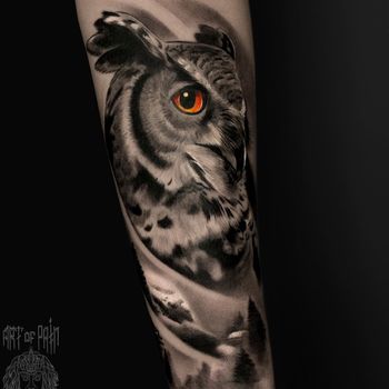 Татуировка женская реализм на предплечье сова с оранжевыми глазами