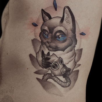 Татуировка мужская нью скул на боку кот