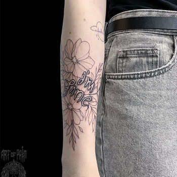 Татуировка женская графика на предплечье цветы и надпись