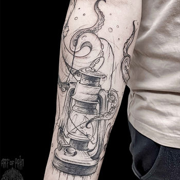 Татуировка мужская графика на предплечье осьминог и лампа