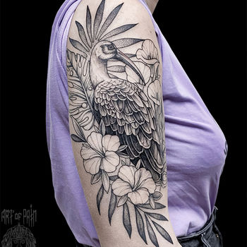 Татуировка женская графика на плече птица в растениях