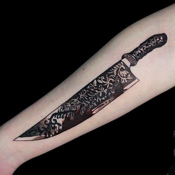 Татуировка женская нью-скул на предплечье нож с кровью