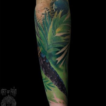Татуировка женская реализм на предплечье кинжал и листья