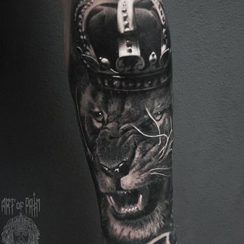 Татуировка мужская реализм на предплечье лев в царской короне