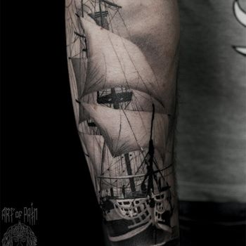 Татуировка мужская реализм на предплечье корабль
