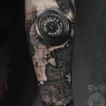 Татуировка мужская black&grey на предплечье старинный компас и карта