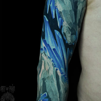 Татуировка мужская реализм на руке кристалл