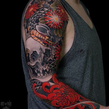 Татуировка мужская япония рукав череп и красные хризантемы