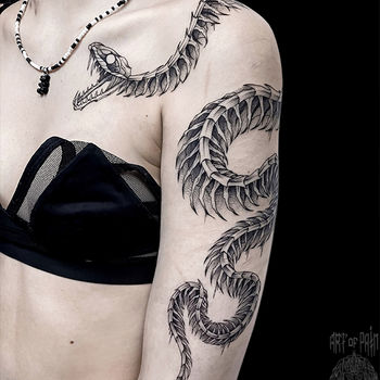 Татуировка женская графика на плече змея скелет