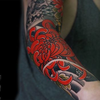 Татуировка мужская япония на предплечье красная хризантема