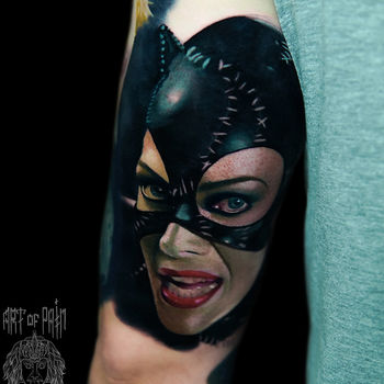 Татуировка мужская реализм на руке Женщина-кошка