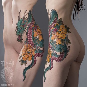 Татуировка женская Япония на боку дракон с цветами