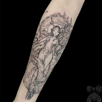 Татуировка женская графика на предплечье девушка дракон