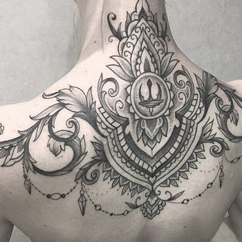 Татуировка женская на спине в стиле графика «Лиственный орнамент»