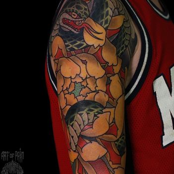 Татуировка мужская япония на плече хризантема и змея