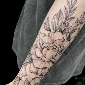 Татуировка мужская графика на предплечье цветы и листья