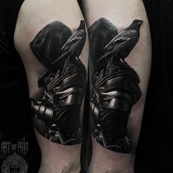 Татуировка мужская black&grey на плече ассасин