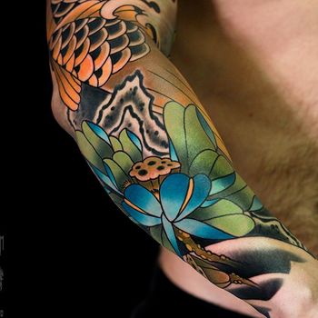 Татуировка мужская япония на предплечье голубой лотос